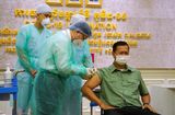 Tin thế giới - Con trai Thủ tướng Campuchia Hun Sen được tiêm vaccine COVID-19 từ Trung Quốc