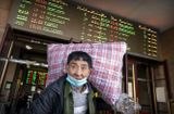 Tin thế giới - Trung Quốc tăng phúc lợi giữ người lao động không về quê ăn Tết, nhà ga, sân bay vắng hoe