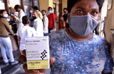 Tin thế giới - Ấn Độ: Xót xa bệnh nhân COVID-19 cầm cự tại nhà, tự mua bình oxy ở chợ đen giá "cắt cổ"