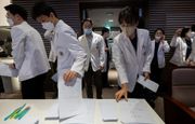Giáo sư y khoa khắp Hàn Quốc đồng loạt giảm giờ làm, nộp đơn xin từ chức 