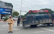 Hà Nội: CSGT kịp thời cứu hộ xe ô tô tải gặp nạn