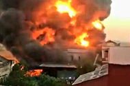 Tin trong nước - Video: Cháy kinh hoàng tại xưởng gỗ ở Nam Định, khói đen bốc lên nghi ngút