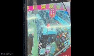 Kinh hoàng khoảnh khắc sàn nhà siêu thị bất ngờ sụt lún ở Trung Quốc