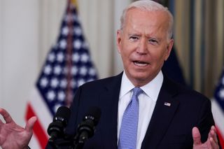 Tổng thống Biden ký ban hành luật về trần nợ công