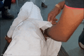 Video: Rùng mình cảnh rắn độc chui vào áo người đàn ông ở Ấn Độ