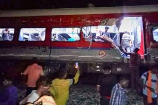 Hành khách sống sót kể lại cơn ác mộng khi 3 đoàn tàu va chạm ở Ấn Độ