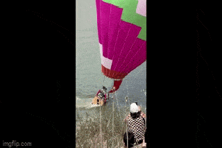 Video: Khinh khí cầu chở 7 du khách bất ngờ lao xuống hồ nước
