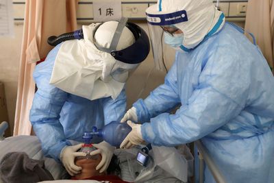 Nhật Bản: Tham gia chống dịch Covid-19, y bác sĩ Nhật Bản bị kỳ thị - Ảnh 2.
