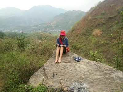 Nữ sinh Lường Thị Thắm ngồi trên mỏm đá bắt sóng 3G để học bài. Ảnh: VTC News 