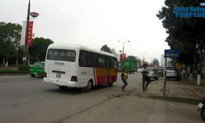 Video: Xe buýt ‘nhái’ náo loạn trên các cung đường