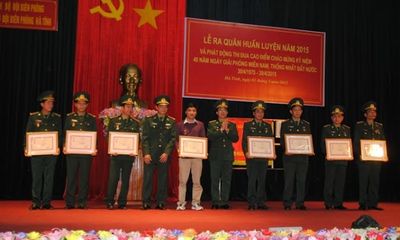 Chủ quyền - Bộ Tư lệnh BĐBP tặng kỷ niệm chương cho nhà báo vì sự nghiệp biên giới
