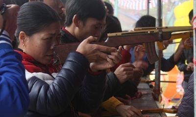 Hội Lim Bắc Ninh: Nhiều gian hàng trò chơi “bạo lực” núp bóng dân gian