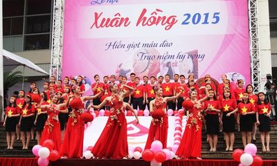 Lễ hội Xuân Hồng 2015: Hàng ngàn người tham gia hiến máu trong mưa rét