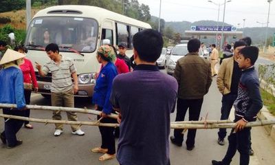 Dân lại rào đường, chặn xe trên cao tốc Nội Bài - Lào Cai