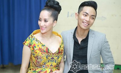 Khánh Thi tươi cười chụp ảnh cùng chồng trẻ kém 12 tuổi