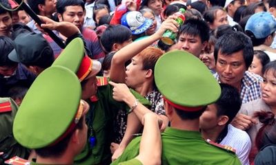Hàng vạn người chen lấn, xẻ rừng, leo trèo vào dự lễ Đền Hùng