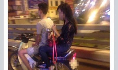 Cô gái trẻ ngồi sau xe máy hút shisha gây 