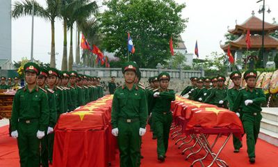 Xúc động ngày đón nhận và an táng 29 hài cốt liệt sỹ Việt Nam về đất mẹ