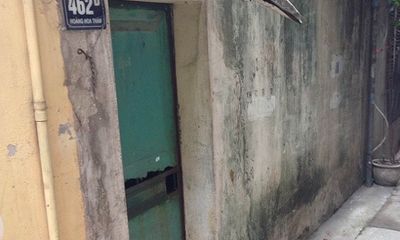 Người đàn ông gục chết trên vũng máu trong nhà 2 tầng ở Hà Nội