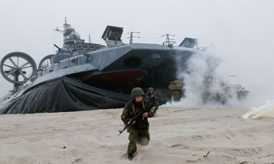 Xem Nga tập trận với tàu đổ bộ đệm khí lớn nhất thế giới