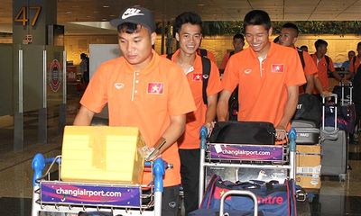 Đến Singapore, U23 Việt Nam bị bỏ rơi hơn 1 tiếng ở sân bay