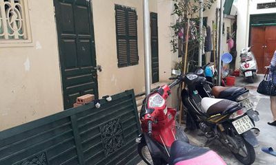 Một hộ dân ở phường Nhân Chính (Hà Nội) bị bịt chặt lối đi
