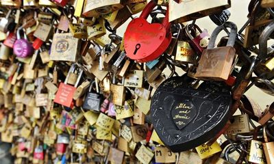 “Cầu tình yêu” huyền thoại ở Paris chính thức bị phá bỏ