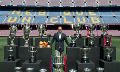 Nghẹn ngào chia tay Barca, Xavi 