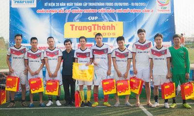 Đội bóng báo ĐS&PL giành giải Nhì cúp Trung Thành