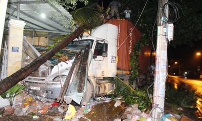 ​Xe container tông sập 2 nhà dân lúc nửa đêm