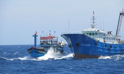 Tàu Trung Quốc cướp tài sản, đâm hỏng tàu cá của ngư dân Việt Nam