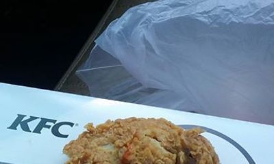 Mỹ: Kinh hoàng phát hiện miếng gà KFC là chuột chiên nguyên con