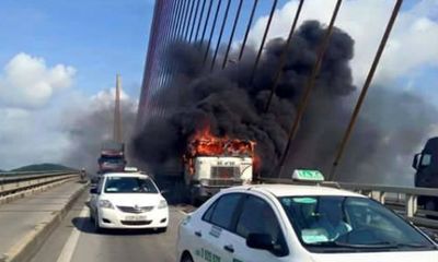 Xe container bùng cháy nghi ngút trên cầu Bãi Cháy