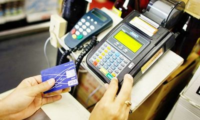 Ngân hàng áp lãi cắt cổ với thẻ tín dụng: Người dùng thẻ phải làm sao?