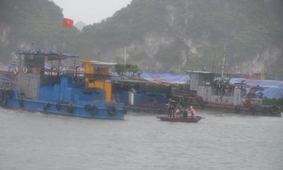 Sóng dữ đánh đứt neo 4 xà lan ở Quảng Ninh