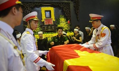 Con gái Bông Mai ngất trong tang lễ nhạc sĩ An Thuyên