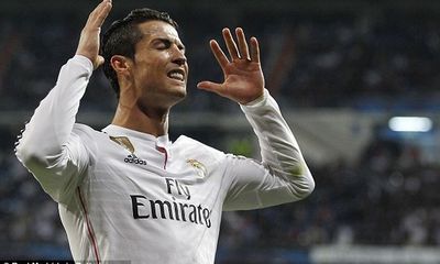 Ronaldo lại phát cáu với Gareth Bale trên sân