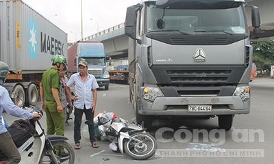 Đang lưu thông, tài xế xe máy bị ôtô tải chèn qua chân