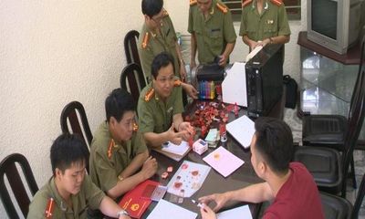 Hàng trăm con dấu giả bộ ngành ở xưởng in sổ đỏ, bằng ĐH đểu