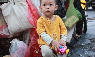 Bé trai 2 tuổi phụ ngoại bán bột chiên ở Sài Gòn giờ ra sao?