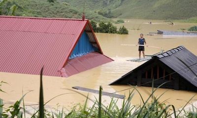 Điện Biên: Lũ ngập đến nóc nhà, người dân lâm cảnh màn trời chiếu đất