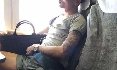 Dáng ngủ khó đỡ của Kenny Sang trên máy bay khiến dân mạng dậy sóng