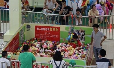 Máy gắp thú bông bằng người gây chú ý tại trung tâm mua sắm Trung Quốc