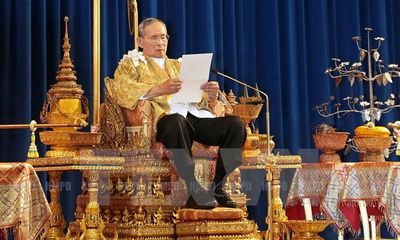 Nhà vua Thái Lan nhập viện điều trị bệnh não úng thủy