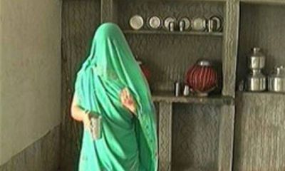 Bị cưỡng bức, một phụ nữ Ấn Độ phải đội 40kg đá trên đầu để 