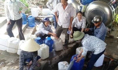 Nghệ An: Người dân chen chúc mua “nước thánh”