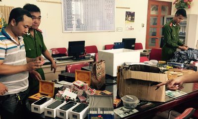 Đột kích lò sản xuất dụng cụ chơi cờ bạc bịp tại Hà Nội