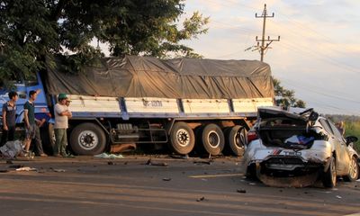 Xe con đâm trực diện xe tải: Thêm một chiến sỹ CSGT tử vong