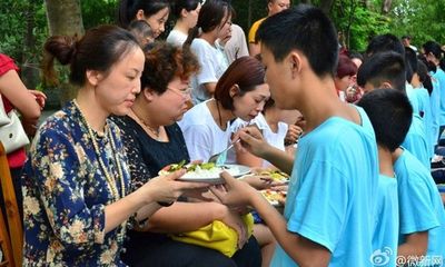 Bạn trẻ Trung Quốc quỳ gối bón cơm cho bố mẹ để bày tỏ lòng hiếu thảo
