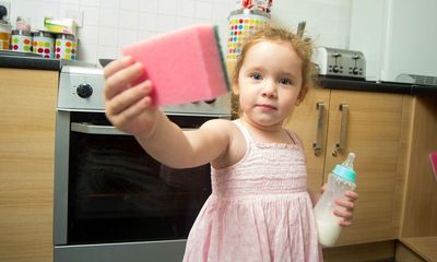 Kỳ lạ: Bé gái 2 tuổi nghiện ăn... thảm chùi chân, bàn chải nhà vệ sinh